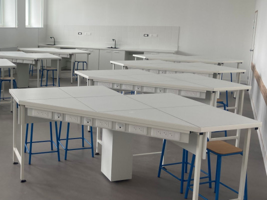 Paillasse Triangulaire Scolaire 6 Élèves | Îlot de Laboratoire POSSÉMÉ